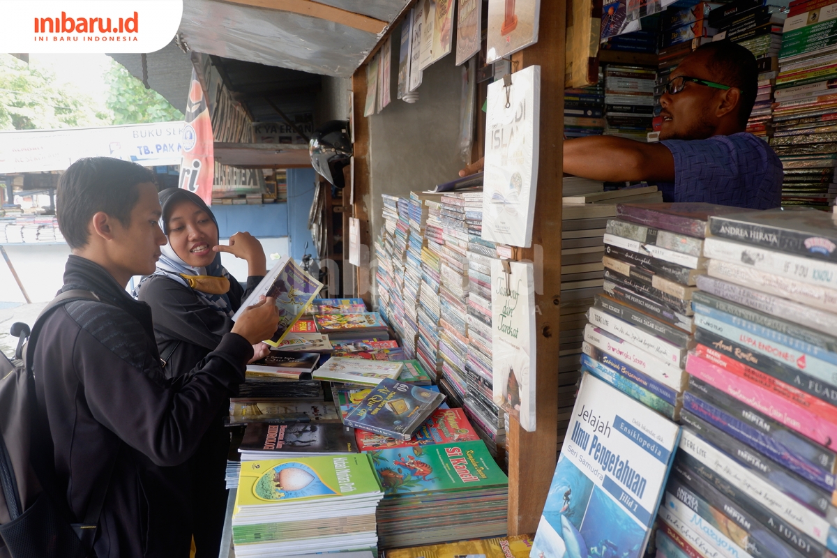 Tips Cerdas Beli Buku Di Lapak Buku Bekas